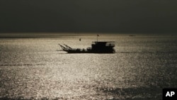 Kapal ferry di sungai Mekong, mengangkut penumpang dari Phnom Penh ke Arey Ksat, luar kota Phnom Penh, Kamboja, 28 Januari 2020. (AP Photo/Heng Sinith). Kapal berbendera Myanmar dilaporkan tenggelam di Sungai Mekong, Kamis (25/6).