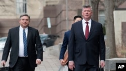 Miembros de la defensa de Paul Manafort afirmaron que su defendido no había engañado a los investigadores intencionalmente, sino que olvidó algunos detalles hasta que le refrescaron la memoria.