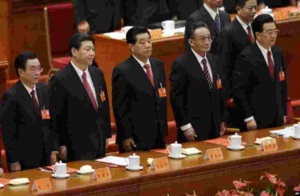 从左至右,中纪委书记贺国强、国家副主席习近平、政协主席贾庆林、人大委员长吴邦国和国家主席胡锦涛出席中共18大。(2012年11月14日)
