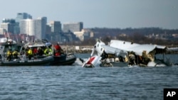 Puing-puing pesawat American Airlines terlihat di Sungai Potomac dekat Bandara Nasional Ronald Reagan Washington, Kamis, 30 Januari 2025 di Washington. (Perwira Kelas 2 Taylor Bacon, Penjaga Pantai AS via AP)