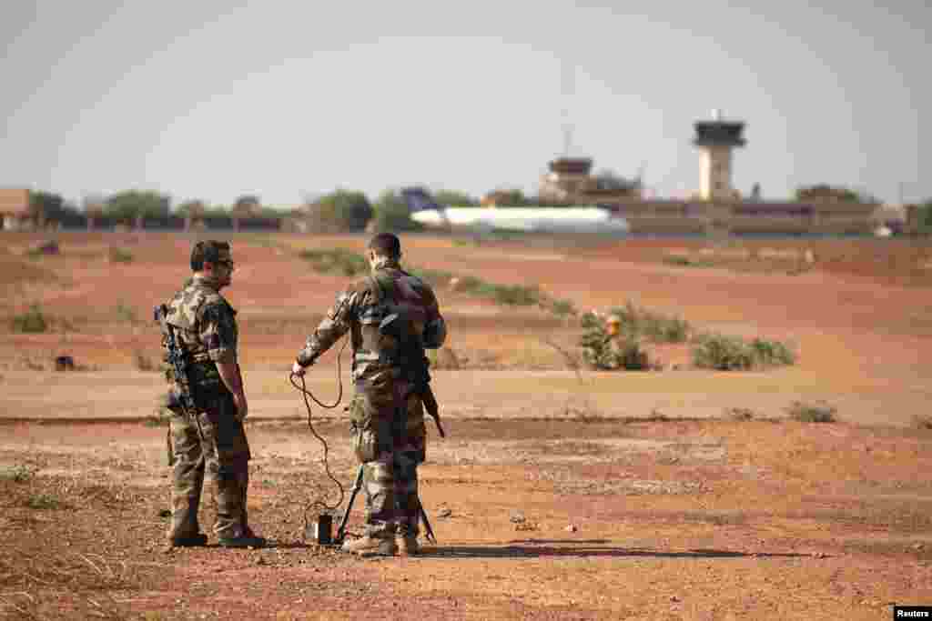 2013年1月14日,法军士兵在巴马科的马里军队航空基地检查设备。