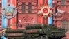 Des systèmes de missiles antiaériens S-400 russes exposés sur la Place Rouge à Moscou, en Russie, le 7 mai 2017.