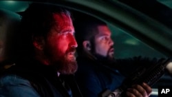 ภาพจากค่ายหนัง Lionsgate แสดงให้เห็นฉากหนึ่งในภาพยนตร์ "Den of Thieves 2: Pantera" ที่นำแสดงโดย เจอราด บัตเลอร์ และ โอเชีย แจ็คสัน จูเนียร์ (Rico Torres/Lionsgate via AP)