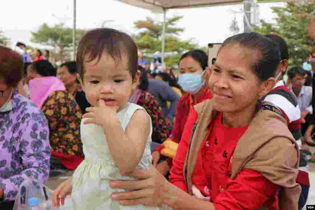 ស្ត្រីជាម្តាយនិងកូនស្រីចូលរួមក្នុងទិវាសិទ្ធិនារីអន្តរជាតិលើកទី១០៩ នៅសួនប្រជាធិបតេយ្យ នាថ្ងៃទី៨ ខែមីនា ឆ្នាំ២០២០។ (កាន់ វិច្ឆិកា/VOA)