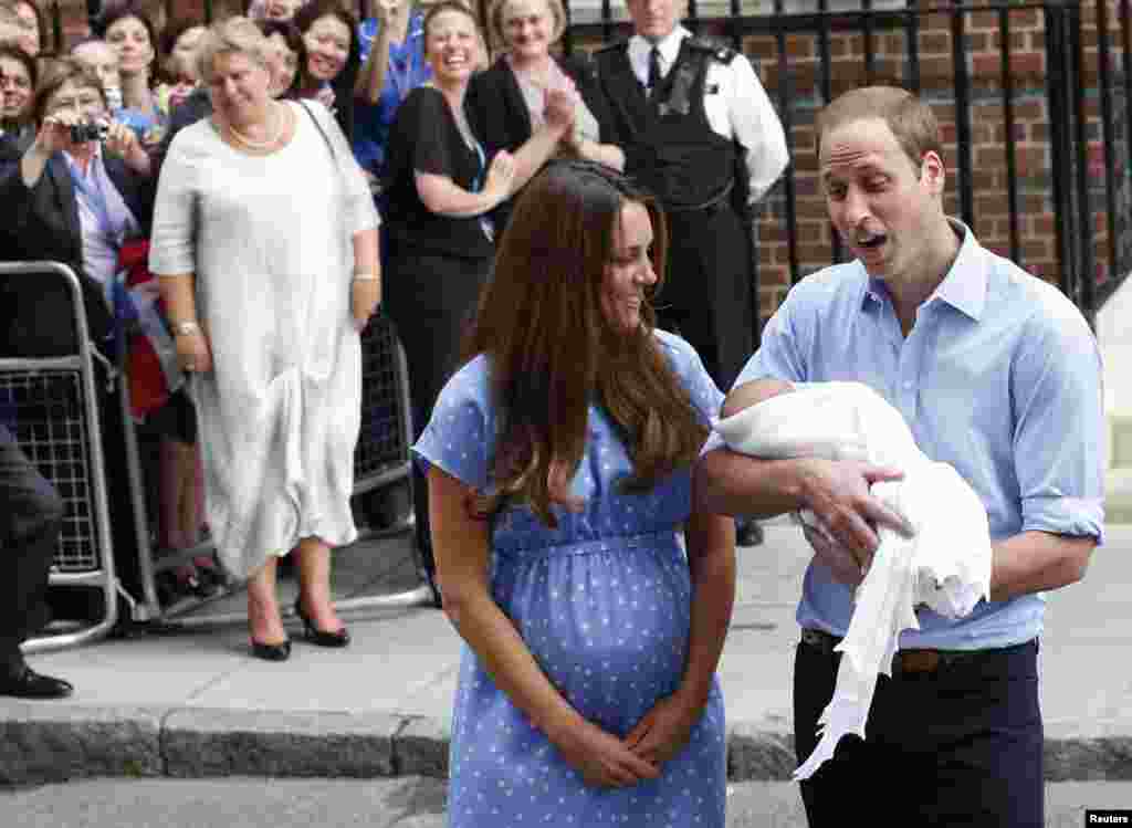 Pangeran William dan Kate, Duchess of Cambridge tampil bersama putra pertama mereka Prince of Cambridge (23/7) yang lahir sehari sebelumnya di Rumah Sakit St. Mary's di London. (Reuters/Suzanne Plunkett)