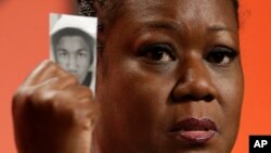 Sybrina Fulton, la mère de Trayvon Martin, tient une photographie de son fils lors d'une conférence le 26 juillet 2013.