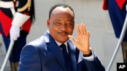 Shugaban Nijer Mahamadou Issoufou a wajen Taro kan Tsaro a Najeriya, a Zauren Elysee a Paris, 17 ga, Mayu 2014.