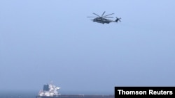 រូបភាព​ឯកសារ៖ យន្តហោះ U.S CH-53E ហោះ​កាត់​ើ់​នាវា​ដឹក​ប្រេង​នៅ​សមុទ្រ​អារ៉ាប់​នៅ​ប្រទេស​អូម៉ង់កាលពី​ថ្ងៃទី​១៧ ខែកក្កដា ឆ្នាំ២០១៩។