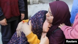 Orang-orang Palestina bereaksi di sebuah sekolah yang menjadi penampungan pengungsi, yang diserang oleh Israel di Kota Gaza, Sabtu 14 Desember 2024. (Foto: Mahmoud Issa/Reuters)
