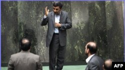روز امتحان؛ احمدی نژاد به ایستگاه مجلس رسید