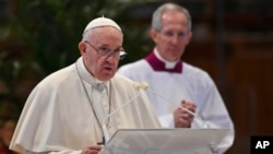 Kiongozi wa Kanisa Katoliki Papa Francis (Kushoto)