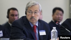 Gubernur Iowa Terry Branstad menghadiri pertemuan dengan Presiden China Xi Jinping dan empat gubernur AS lainnya di Seattle, Washington, 2015. (Reuters/Matt Mills McKnight)