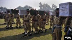 Tulisan Sahid atu Martir tertulis di peti yang membawa jenasah para korban serangan NATO ke pemakaman di Peshawar (27/11).
