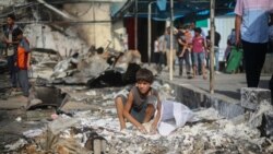 دیر البلاح میں16 اکتوبر کو ایک اسرائیلی حملے کے بعد ایک فلسطینی لڑکا بکھرے ہوئے آٹے کو سمیٹ رہا ہے فوٹو اے ایف پی۔