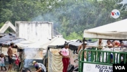 Según la Policía, cerca de 2.000 venezolanos se encuentran en los campamentos improvisados que construyeron cerca a la frontera con su país, en el sector de La Parada, en Norte de Santander.. 