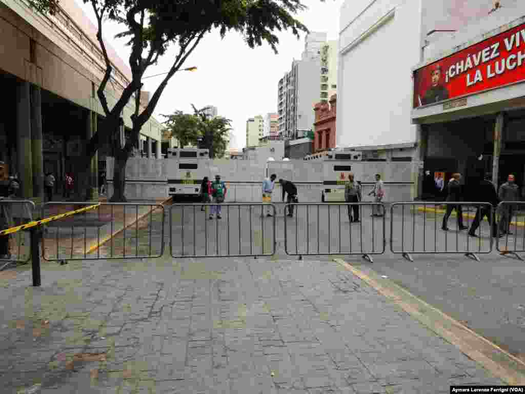 Vehículos blindados de la Guardia Nacional y paneles antimotines son instalados en la Avenida Lecuna en Caracas, en las afueras del Palacio de Justicia donde juzgan a Leopoldo López.