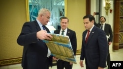 El canciller ucraniano Andrii Sybiha sostiene un ícono religioso mientras habla con el Secretario de Estado de EEUU, Marco Rubio, y el Asesor de Seguridad Nacional, Mike Waltz, en Yeda, Arabia Saudita, el 11 de marzo de 2025. (Oficina de Prensa Presidencial)