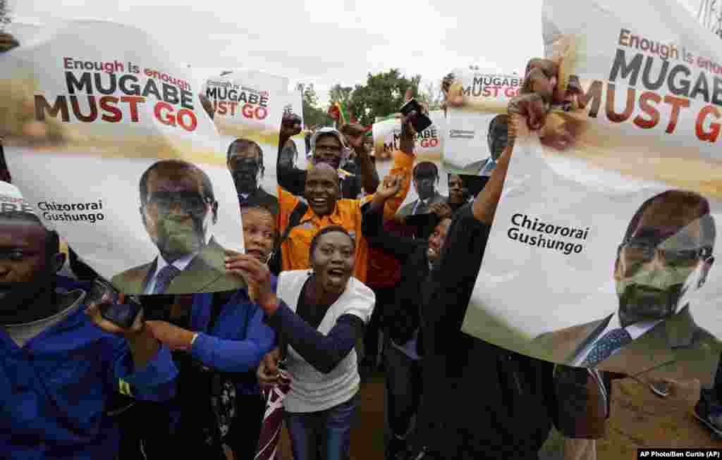 Mabango yakieleza "Ni Lazima Mugabe aondoke" wakati wa maandamano ya kwanza ya wafuasi wa pande zote Zimbabwe.