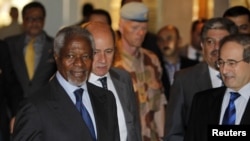 Wakil Menteri Luar Negeri Suriah Faisal al-Miqdad (kanan) menyambut utusan PBBKofi Annan di Damascus. (Photo: Reuters)