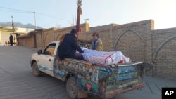 Kerabat mengantarkan jenazah dari seorang warga yang menjadi korban dalam insiden penembakan di Parachinar, kota utama di distrik Kurram di provinsi Khyber Pakhtunkhwa, pada 22 November 2024. (Foto: AP/Hussain Ali)