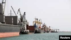 Sejumlah kapal terlihat di Pelabuhan Hodeida, Yaman, 14 Mei 2019. (Foto: REUTERS/Abduljabbar)