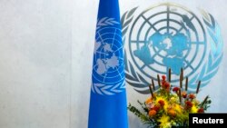 La bandera de de las Naciones Unidas y el logo del organismo son vistos en la sede de la ONU en Nueva York.