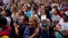 Una mujer golpea una cacerola durante una protesta de educadores para exigir al gobierno mejoras salariales y el pago de sus beneficios. Caracas, Venezuela, 9 de enero de2023. (AP Photo/Ariana Cubillos)
