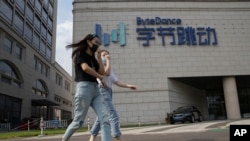 중국 베이징에 있는 바이트댄스 본사 앞을 마스크를 쓴 시민들이 지나가고 있다.