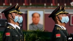 資料照：中國武警士兵走過北京天安門城樓。
