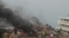 Le bateau m/v mudekera prend feu au port privé du groupe Ginki Petroleum à Uvira, Sud-Kivu, RDC, le 30 aout 2017. (VOA/Ernest Muhero)