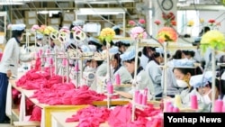 개성공단 재가동이 시작된 9월 공단 내 'SK어패럴' 근로자들이 제품을 생산 중이다.