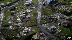 Komunitas yang hancur terlihat setelah Badai Maria di Toa Alta, Puerto Rico, 28 September 2017. (Foto: AP)