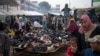 Palestinos desplazados abarrotan sur de Gaza mientras Israel amplía su ofensiva al centro