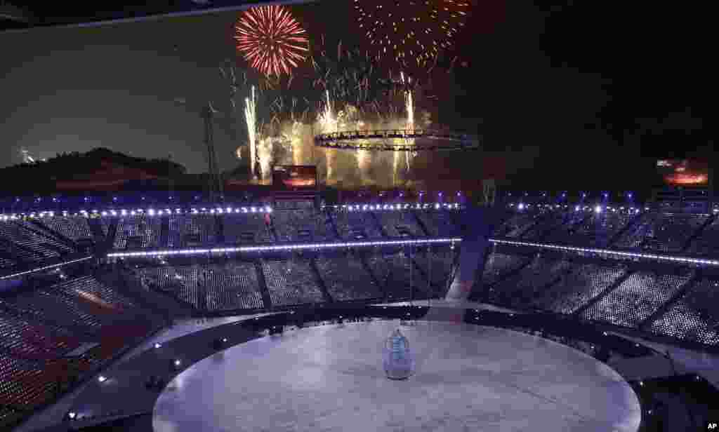 Показ феєрверків під час церемонії відкриття Зимових Олімпійських ігор 2018 в Пхйончхані, Південна Корея, 9 лютого, 2018 