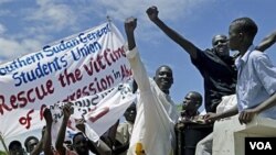 Warga Sudan selatan di ibukota Juba melakukan protes atas penyerbuan oleh Sudan (foto: dok).