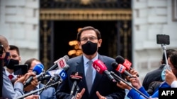 ARCHIVO - El expresidente del Perú, martín Vizcarra, habla con la prensa luego de reunirse con una comisión legislativa para responder a acusaciones de soborno, el 1 de diciembre de 2020. 