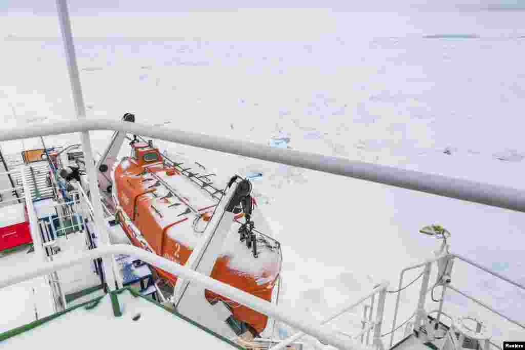 Lapisan salju tipis menutupi geladak kapal MV Akademik Shokalskiy yang terperangkap di Antartika Timur (29/12). (Reuters/Andrew Peacock)