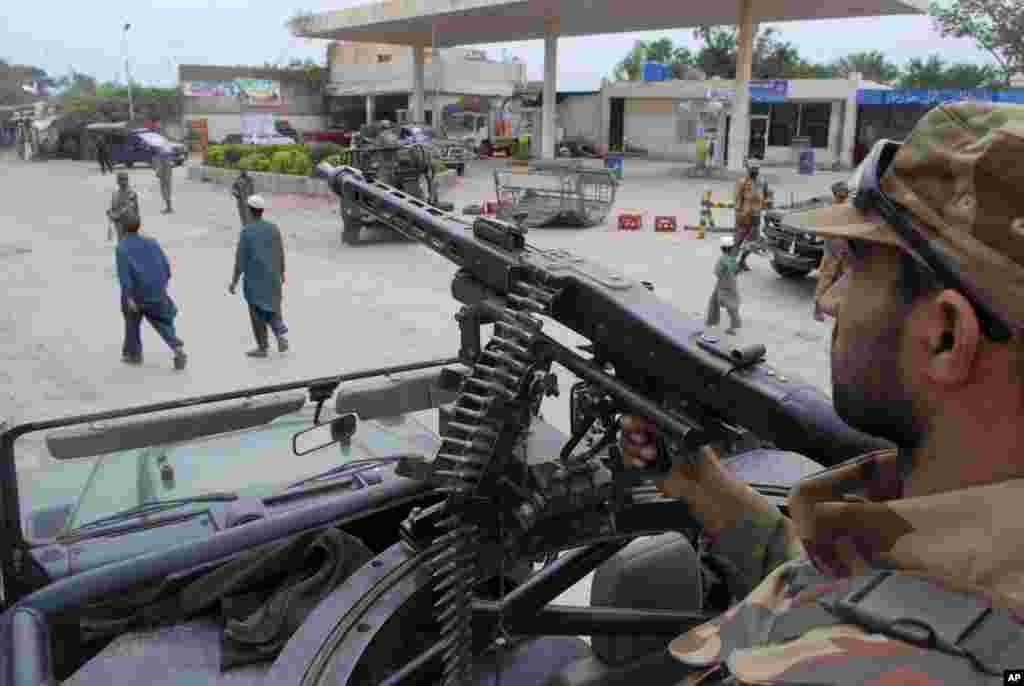 Tentara Pakistan berjaga-jaga sehari sebelum berlangsungnya pemilu nasional, di Peshawar. Serentetan kekerasan seperti pembunuhan, penculikan dan pemboman telah terjadi menjelang pemilu Nasional Pakistan yang akan diadakan pada hari Sabtu.