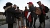 Sejumlah migran tampak berkumpul di dekat area perbatasan di Ciudad Juarez, Meksiko, pada 21 Desember 2022. Mereka hendak bergerak memasuki Amerika Serikat. (Foto: AP/Christian Chavez)