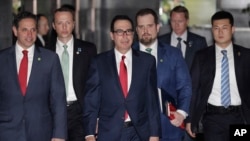 Delegasi AS yang dipimpin oleh Menteri Keuangan Steven Mnuchin (tengah) saat berada di Beijing, 29 Maret lalu. 