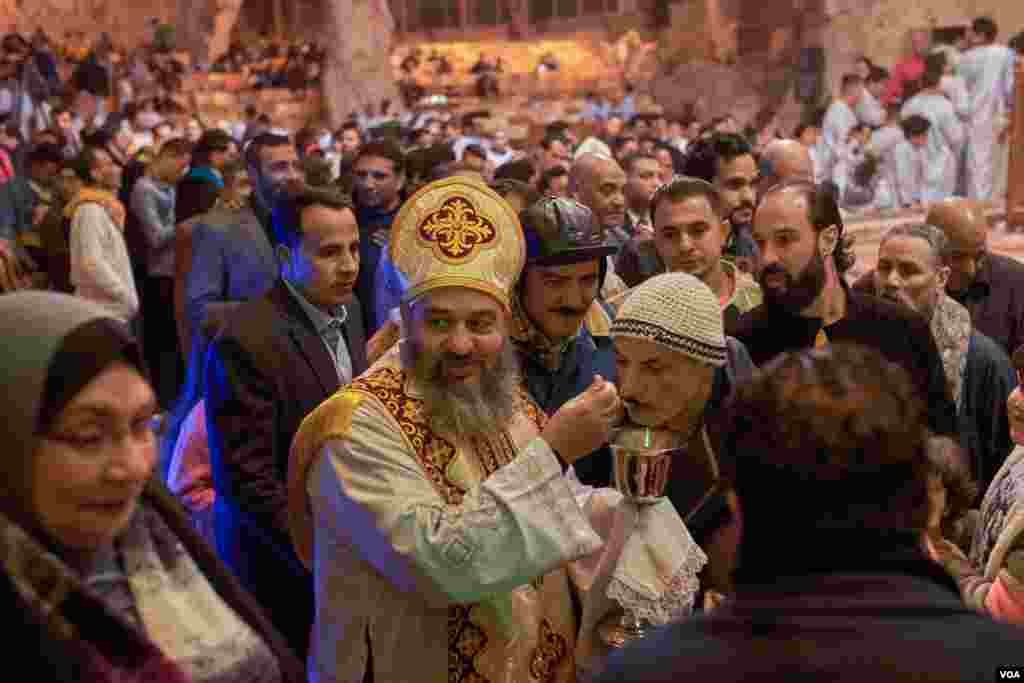 In Cairo's Manshiyat Naser ward, where a majority of residents are Coptic Christians, prayers are still held inside a poorly ventilated cave and sacraments are distributed to all with the same spoon. (H. Elrasam/VOA)