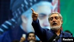 Calon presiden Afghanistan Abdullah Abdullah dalam pertemuan dengan pendukungnya di Kabul, 8 Juli 2014.