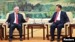 Chinese President Xi Jinping (R) shakes hands with U.S. Secretary of State Rex Tillerson before their meeting at at the Great Hall of the People on March 19, 2017 in Beijing, China. 