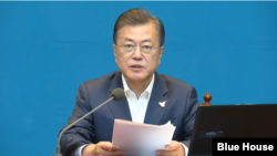문재인 한국 대통령이 27일 청와대에서 열린 수석·보좌관 회의에 참석해 발언하고 있다. 