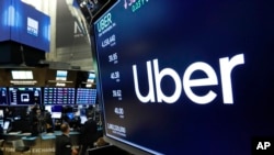 Logo Uber di lantai bursa New York Stock Exchange, 30 Mei 2019. (Foto: dok).