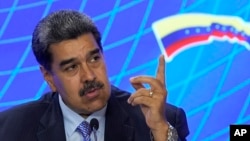 El presidente Nicolás Maduro habla durante una reunión en el palacio de Miraflores en Caracas con la primera ministra de Barbados, Mia Mottley. el pasado 8 de julio. El mandatario firmó este mes un decreto sobre exoneraciones tributarias para importaciones de bienes al país.