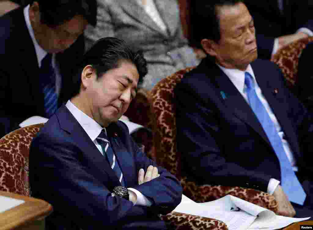នាយករដ្ឋមន្រ្តីជប៉ុន Shinzo Abe និងរដ្ឋមន្រ្តីហិរញ្ញវត្ថុ Taro Aso ចូលរួមក្នុងសម័យប្រជុំសភាក្នុងទីក្រុងតូក្យូ។