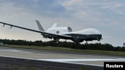 미 해군의 무인정찰기 MQ-4C '트라이튼'.