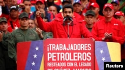 El presidente Nicolás Maduro dijo que una llovizna que cayó durante la concentración en Caracas era agua bendita que les enviaba Hugo Chávez.