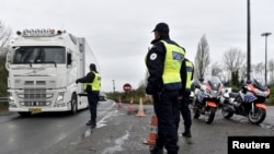 Las autoridades belgas realizaron una serie de redadas en la ciudad que llevaron al arresto de las tres personas aparentemente relacionadas con los atentados.